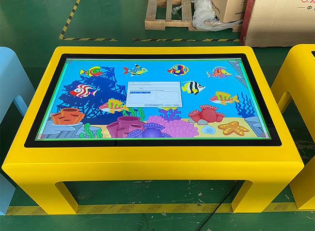 Mesa de centro interativa impermeável esperta do tela táctil de 43 polegadas para crianças