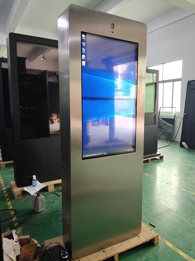 Exposição portátil do LCD de 43 cartazes a pilhas capacitivos exteriores impermeáveis de Digitas da polegada exterior
