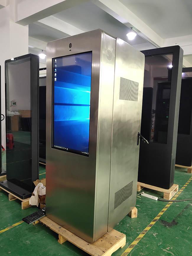 Exposição portátil do LCD de 43 cartazes a pilhas capacitivos exteriores impermeáveis de Digitas da polegada exterior