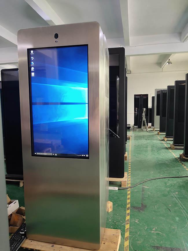 Exposição portátil do LCD de 43 cartazes a pilhas capacitivos exteriores impermeáveis de Digitas da polegada exterior